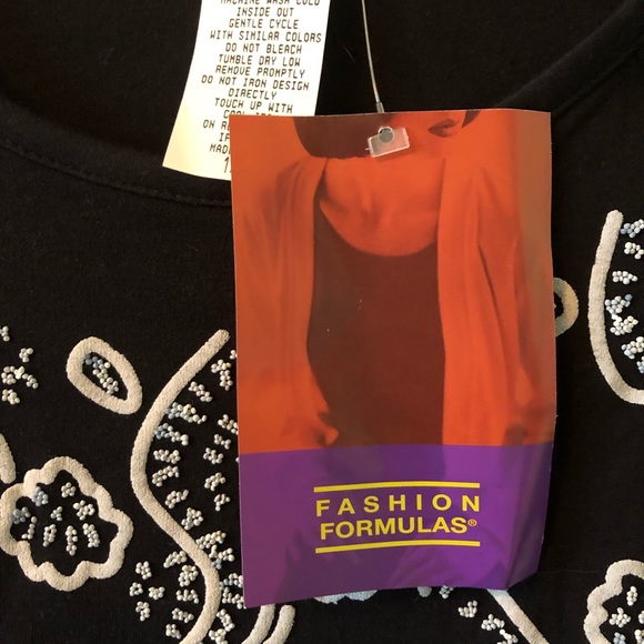 NWT Top w/Textured design - Picture 5 of 6